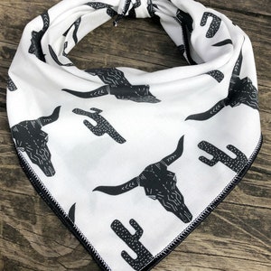 Longhorn skull dog bandana- LONGHORN // Southwestern dog bandana // dog bandana skull // Desert bandana // Tie on dog bandana