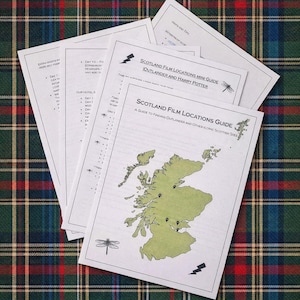 Può includere: Una pila di guide cartacee bianche con testo e illustrazioni, tra cui una mappa della Scozia. Le guide sono intitolate "Scotland Film Locations Mini Guide" e "Scotland Film Locations Guide". Lo sfondo è un motivo a quadri verdi, rossi e blu.