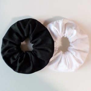 Organic cotton scrunchie - plain - white / black - with organic elastic band
