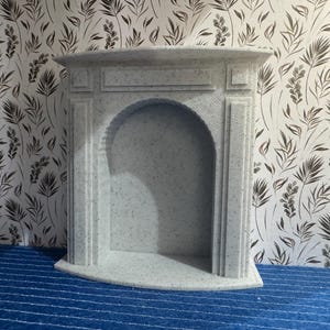 Puppenhauskamin 1:12 (9 cm groß), in Marmoroptik, weiß oder braun
