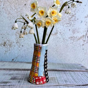 Sofort versandfertige Keramikvase mit Stielknospenform, modernem Farbton, rustikalem Patchwork-Stoffmuster und Textur, australischem Design