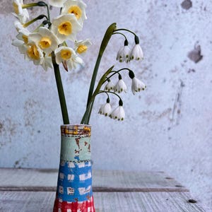 Sofort versandfertige Keramikvase mit Stielknospenform, modernem Farbton, rustikalem Patchwork-Stoffmuster und Textur, australischem Design