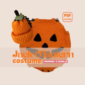 Pode incluir: Um gorro de abóbora em crochê com uma folha verde e caule castanho, combinado com um body laranja redondo em forma de abóbora com olhos triangulares pretos, nariz e boca serrilhada. O texto diz PDF PATTERN Jack O'lantern costume NEWBORN - 3 YEARS.