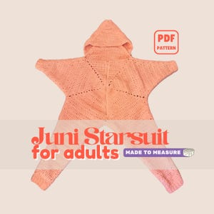 Könnte beinhalten: Ein pfirsichfarbener, sternförmiger Overall mit Kapuze aus Häkelarbeit mit langen Ärmeln und Beinen. Der Text auf dem Bild lautet PDF PATTERN, Juni Starsuit for adults und MADE TO MEASURE mit einem kleinen Maßband-Symbol.
