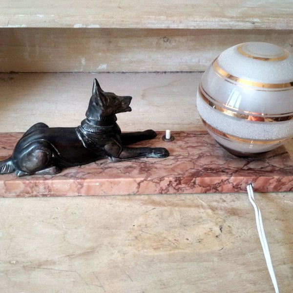 Ancienne lampe art déco , chien et globe de verre  sur plaque de marbre