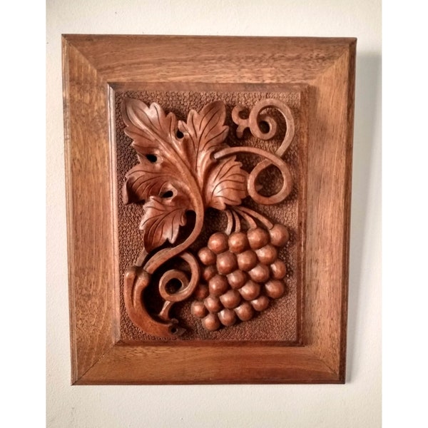 Bas relief en bois, grappe de raisin sculpté, décaration murale