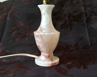Small marble lamp base - alabaster lamp - vintage table lamp - white marbled pink bedside lamp - art deco living room lamp