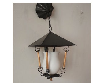 Ancienne suspension en fer forgé noir et laiton -lanterne noire et blanche avec opaline blanche