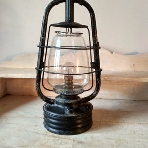 Stara zelektryfikowana lampa naftowa - duża lampa burzowa - zawieszenie latarni