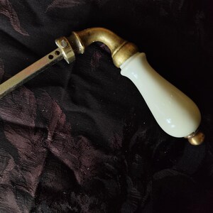 Poignée de porte ancienne en porcelaine blanche et laiton