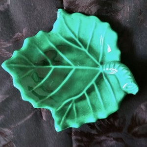 Plat faïence barbotine -Assiette verte de présentation - Vide poche céramique verte - feuille de vigne en céramique -  service apéritif