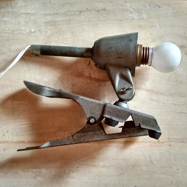 Ancienne lampe baladeuse  en métal gris, lampe à pince industrielle, lampe de chantier, lampe d'atelier pivotante