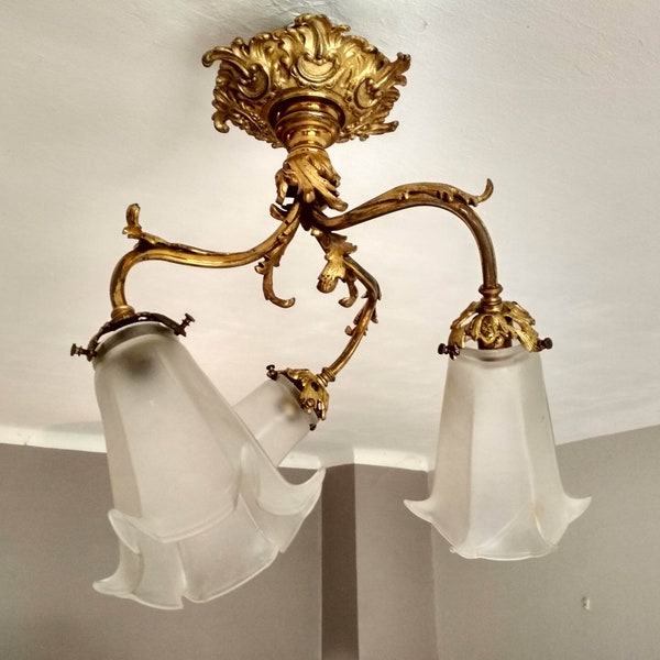 Ancien lustre plafonnier de style rocaille en bronze doré avec 3 bras de lumières - lustre rococo 1900