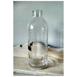 Alte Glasflasche mit Graduierten -