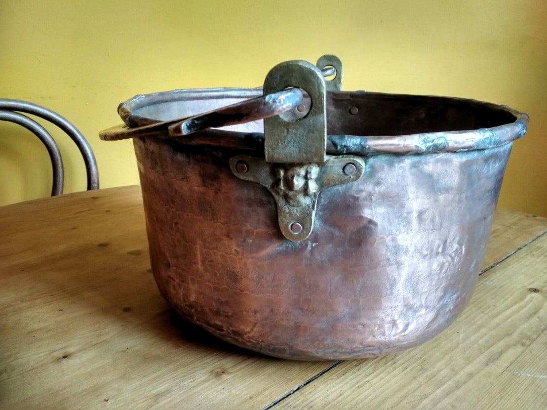 Ancien grand chaudron en cuivre et bronze, bassine à confiture avec — free download