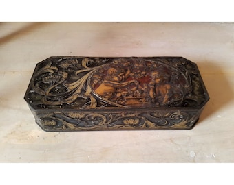 Ancienne boîte à gâteau en fer peint - décor en relief  amours chérubins - métal repoussé