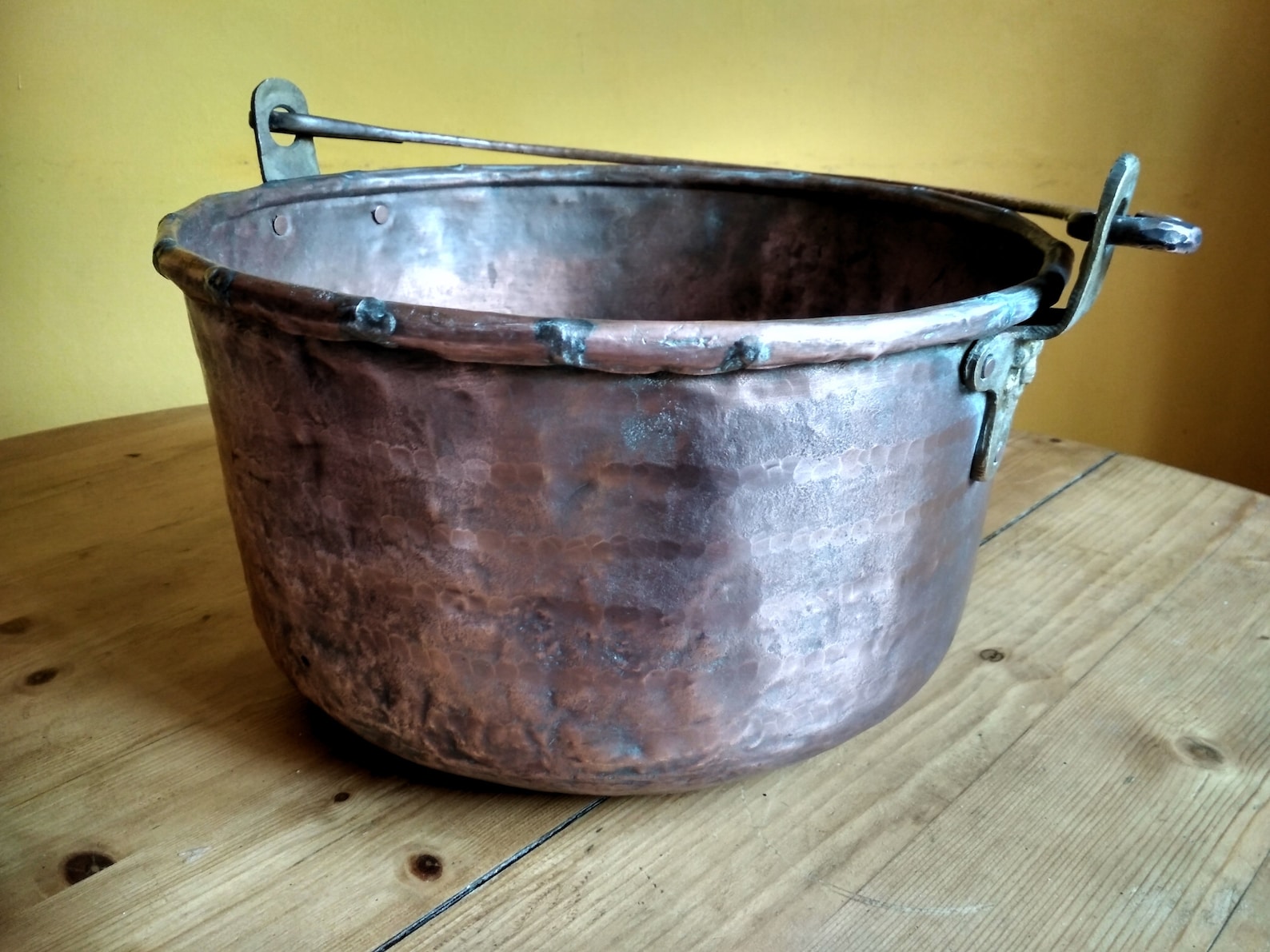 Ancien grand chaudron en cuivre et bronze, bassine à confiture avec — free download
