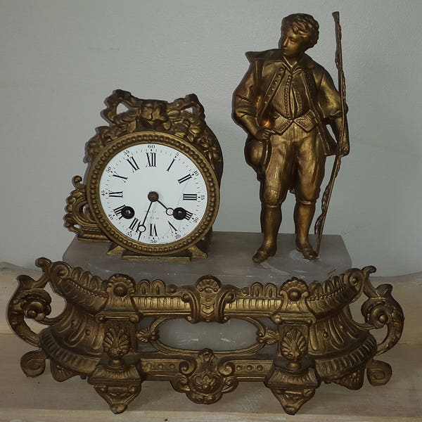 ancienne pendule horloge en albâtre et régule 1900 à décor de berger - Old Alabaster and spelter clock  1900
