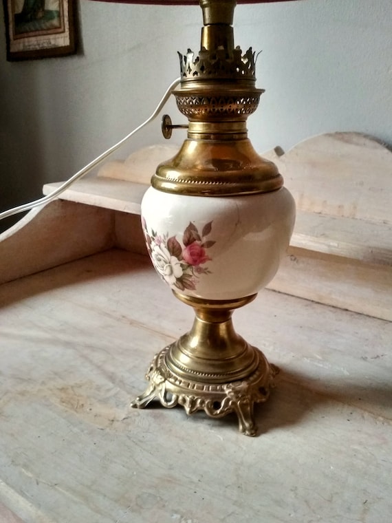 Lampe vintage en bois et opaline, ancienne lampe à pétrole