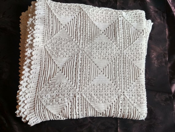 Dessus de lit en coton blanc , Ancien jeté de lit en crochet , couvre lit coton blanc ,  jeté de canapé
