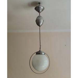 Lámpara colgante antigua de cristal opalino blanco con pantalla desplegable y estructura de metal - Lámpara de araña Art Déco de los años 30 o 40 - Lámpara de techo escolar antigua