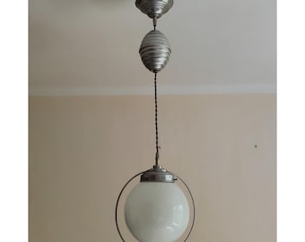 Antik vit opalinglasglobpendellampa med nedfällbar skärm och metallram - Art Deco-ljuskrona från 1930- eller 40-talen - antik skoltaklampa