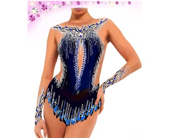 Può includere: Un body blu navy con un designo blu e argento. Il body ha una profonda scollatura a V e una manica lunga su un braccio. Il body è decorato con strass e ha una frangia sul fondo.