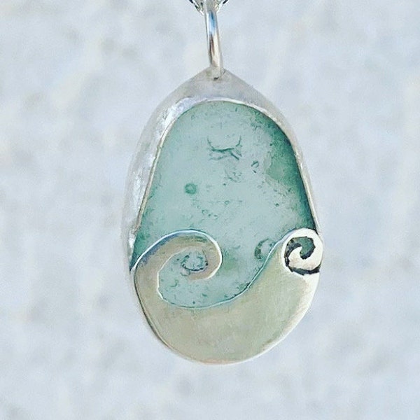 Au bord de la mer ; Collier à pendentif verre de mer