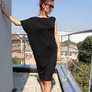Minimalistische asymmetrische jerseyjurk, feestjurk, cocktailjurk, designerjurk