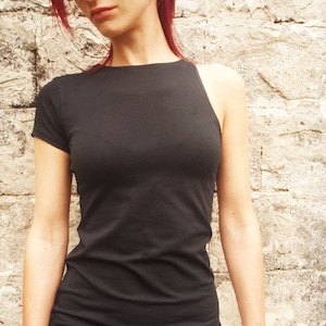 Asymmetrische minimalistische zwarte jersey getailleerde damestop, sexy zomertop, feesttop, mode dames-T-shirt, cadeau voor haar
