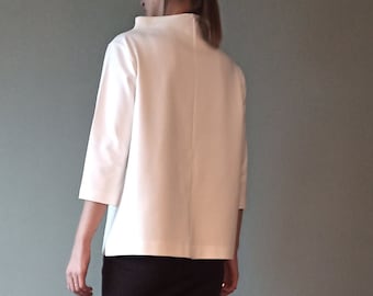 Minimalistisches übergroßes Damenoberteil, minimalistisches übergroßes Damenoberteil mit hohem Kragen, extravagantes schweres Jersey-Oberteil mit erhöhtem Kragen