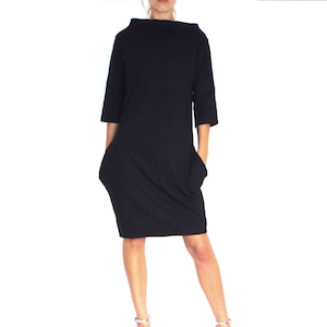 Abito da donna oversize minimalista in jersey pesante con tasche e colletto asimmetrico, abito elegante unico in tessuto pesante, abito autunno-inverno