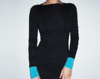 Elegante camiseta de manga larga: Top negro ajustado con puños en contraste.