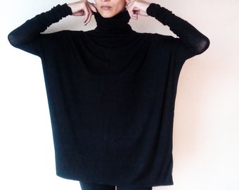 Minimalistische damestuniek met coltrui, oversized damestop, damesblouse met hoge hals, slouchy overhemd met trechterhals