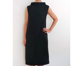 Vestido minimalista sin mangas de Audrey Hepburn, sencillo y elegante, con cuello alto.