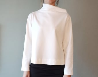 Top asimétrico de cuello alto: Camisa minimalista original de manga larga de punto grueso.