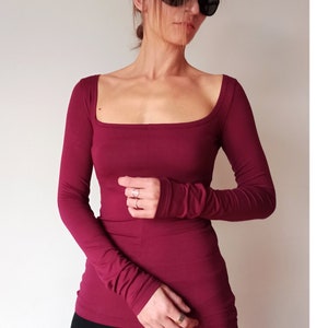 Camiseta minimalista de cuello cuadrado para mujer, elegante camiseta de mujer con mangas extralargas