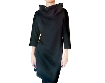 Vestido negro de punto de viscosa: cuello minimalista, elegante estilo otoño-invierno.