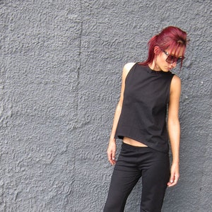 Minimalistische zwarte viscose top: asymmetrische hoge lage zoom