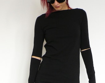 Minimalist Black Jersey Top: Avantgarde Long Sleeve Slotted T-shirt