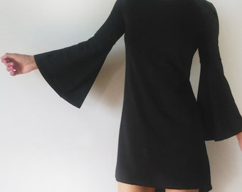 Vestido de jersey elegante y sexy de estilo gótico: mangas anchas acampanadas, dobladillo asimétrico alto-bajo