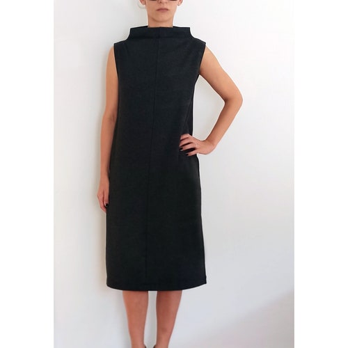 Robe minimaliste sans manches avec col montant, robe simple et élégante à col haut