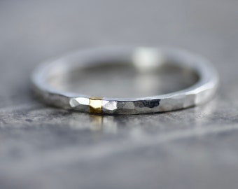 Anello in argento martellato e oro 24ct, unisex, fascia sottile, Keum Boo, anello impilabile, anello nuziale alternativo, brutalista, minimalista