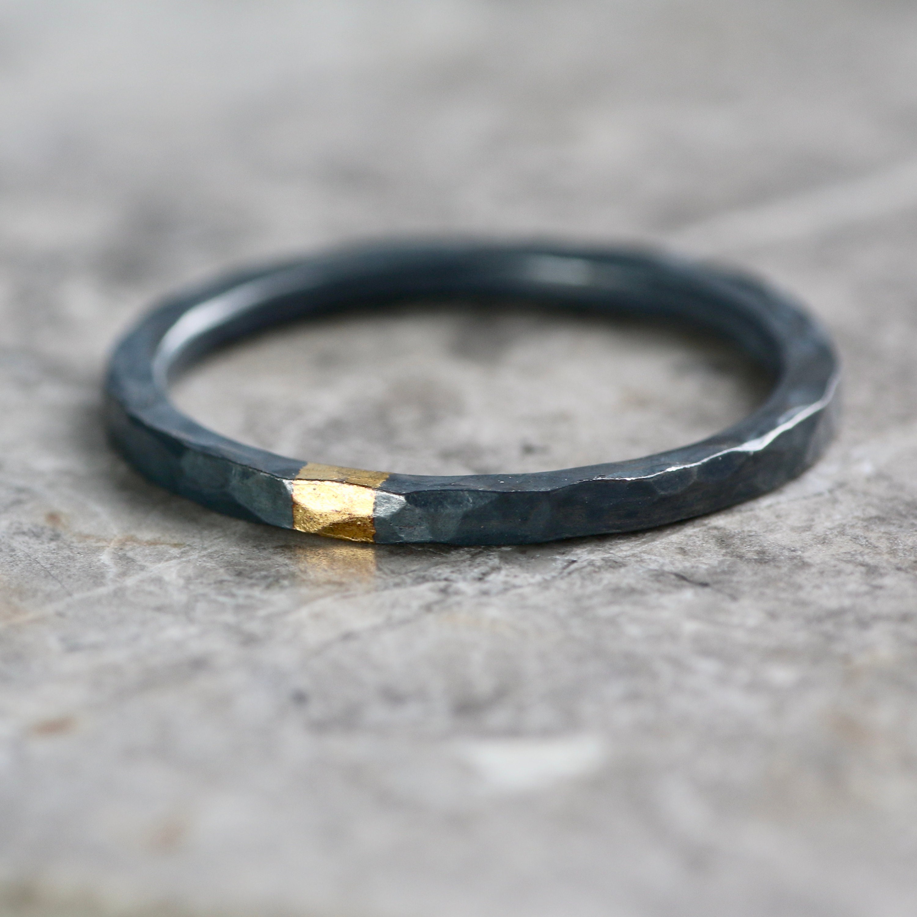 2 mm oxidierter gehämmerter Silber- und Goldring, Alternative Ehering, recyceltes Silber, Keum Boo