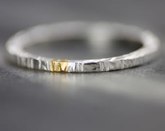 Linear strukturierter Ring aus Silber und 24 Karat Gold, Unisex, dünnes Band, Stapelring, alternativer Ehering, brutalistisch, minimalistisch