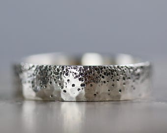 Anello in argento con texture martellata a puntini, fascia unisex riciclata