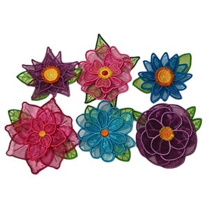 Könnte beinhalten: Sechs gestickte Stoffblumenapplikationen in verschiedenen Farben, darunter Pink, Lila, Blau und Gelb. Die Blumen sind übereinander gelegt und haben einen 3D-Effekt.