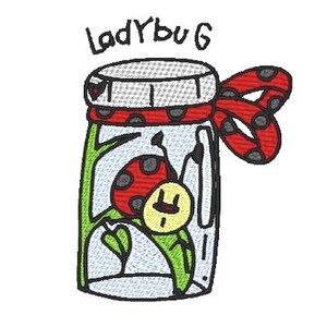 Op de afbeelding: Een glazen pot met een rood-wit geblokt lint om de deksel. In de pot zit een lieveheersbeestje op een groen blad. De tekst "Ladybug" staat boven de pot.