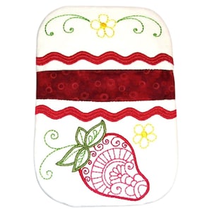 Puede incluir: Tela rectangular blanca con diseño de fresa bordada. Presenta un borde ondulado rojo y blanco, una banda roja oscura y una fresa detallada con hojas verdes. Flores amarillas y enredaderas verdes añaden acentos decorativos.