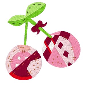 Könnte beinhalten: Ein gestickter Aufnäher mit zwei runden Kirschen in einem Patchwork-Design in Rosa-, Rot- und Weißtönen. Die Kirschen sind durch grüne Stiele verbunden, mit zwei hellgrünen Blättern an der Oberseite und einer kleinen dunkelroten Schleife.